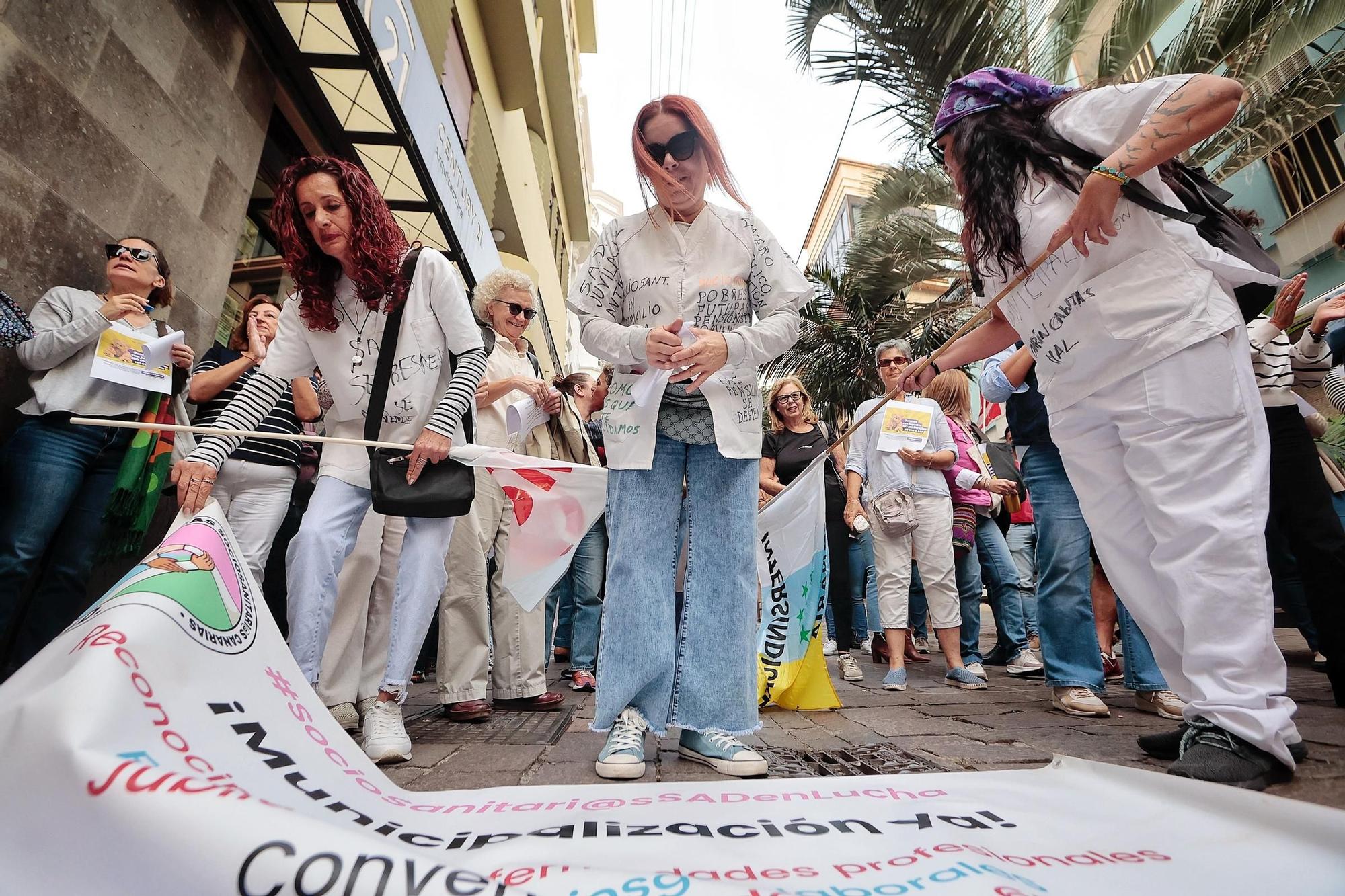Concentración a las puertas del Parlamento contra el modelo de ayuda a domicilio