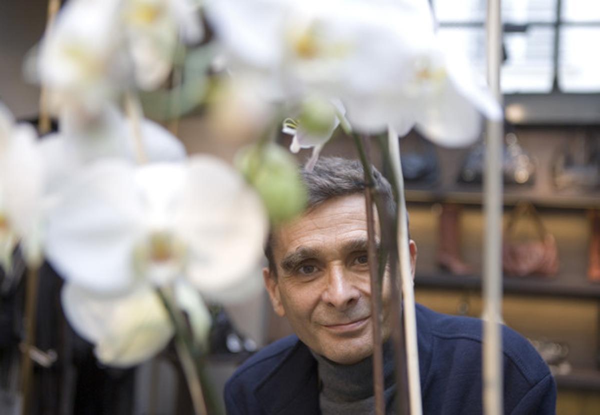 Adolfo Domínguez posa a la seva botiga del barri parisenc del Marais. Adolfo Domínguez posa a la seva botiga del barri parisenc del Marais.