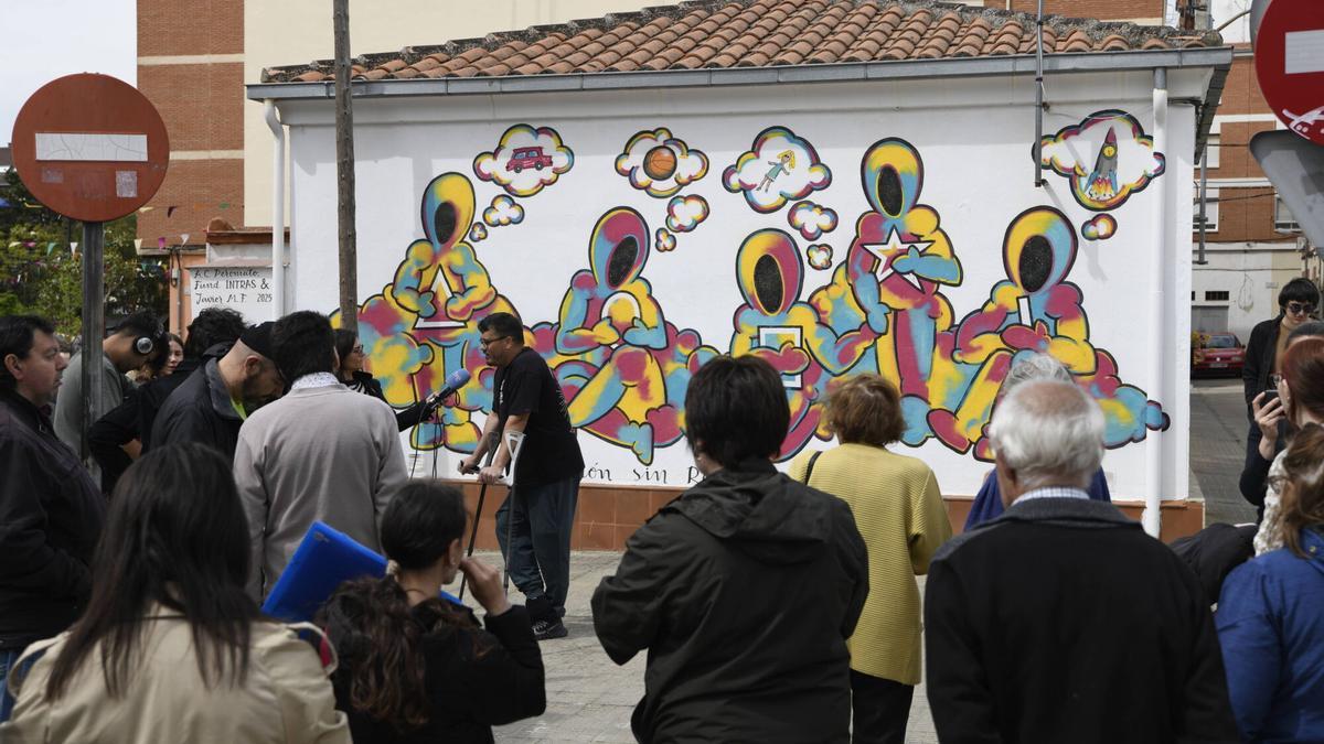 Asistentes a la inauguración del Mural, en la calle de la Salud, esquina con río Amor.