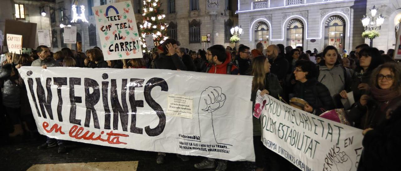 Concentración de interinos por la estabilización de sus puestos de trabajo, en la plaza Sant Jaume de Barcelona.