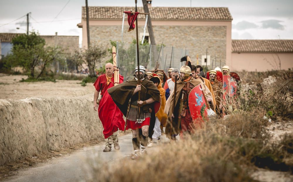 Veinte personas con trajes de romano recorren el Camí del Peix