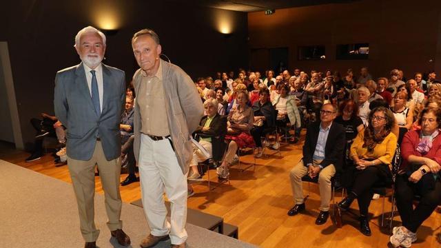 Desde la izq., Darío Villanueva y Jorge Álvarez Yágüez, ayer, durante el Club FARO. |    // JOSÉ LORES