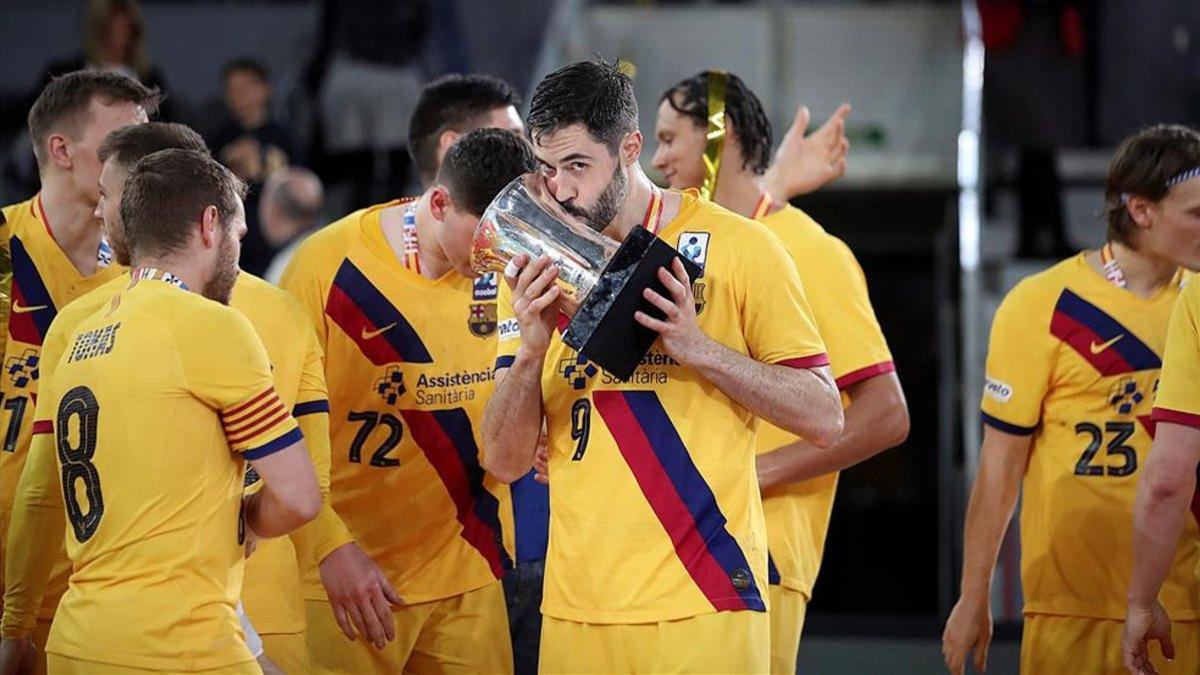 Raúl Entrerríos besa la última Copa del Rey