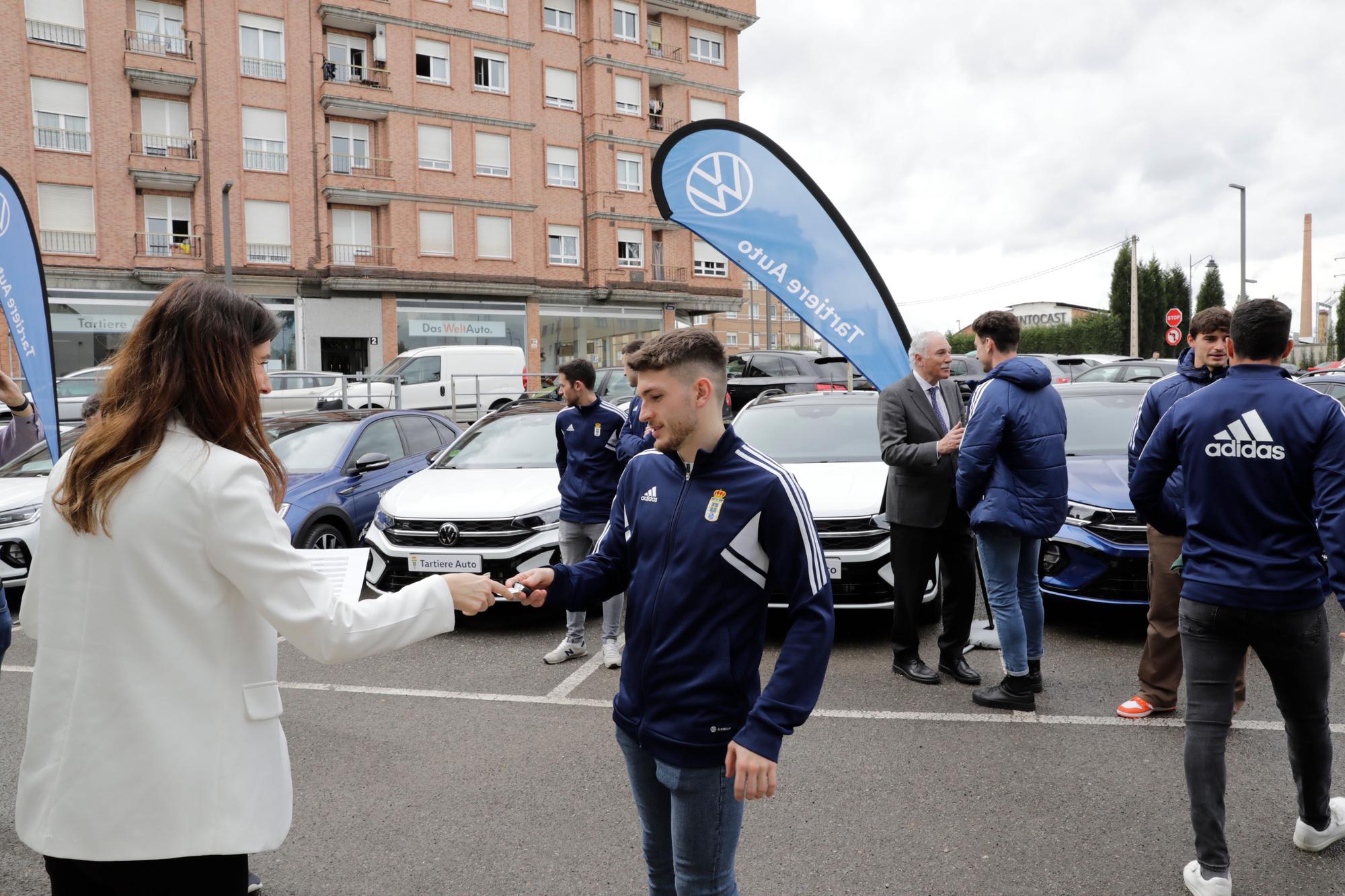 EN IMÁGENES: los jugadores del Oviedo recogen sus coches