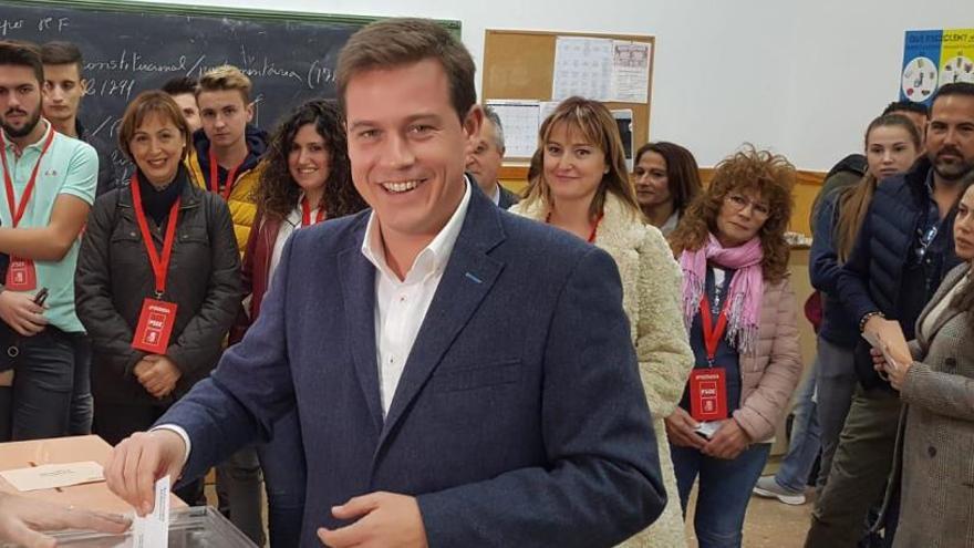 El alcalde de Xàtiva, Roger Cerdà (PSPV-PSOE) votando ayer.