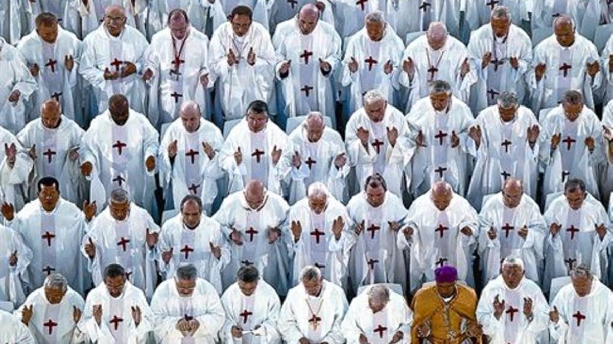 Algunos de los 8.000 sacerdotes que concelebraron la eucaristía en la misa.