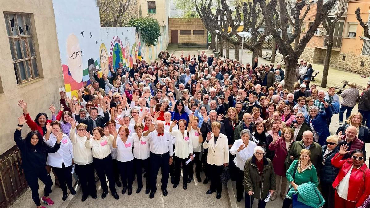 Foto de familia en la celebración del 40 aniversario del Hogar de Personas Mayores