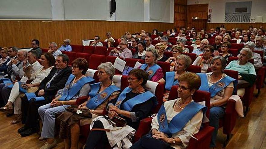 En las primeras filas los alumnos graduados este año con la banda impuesta.