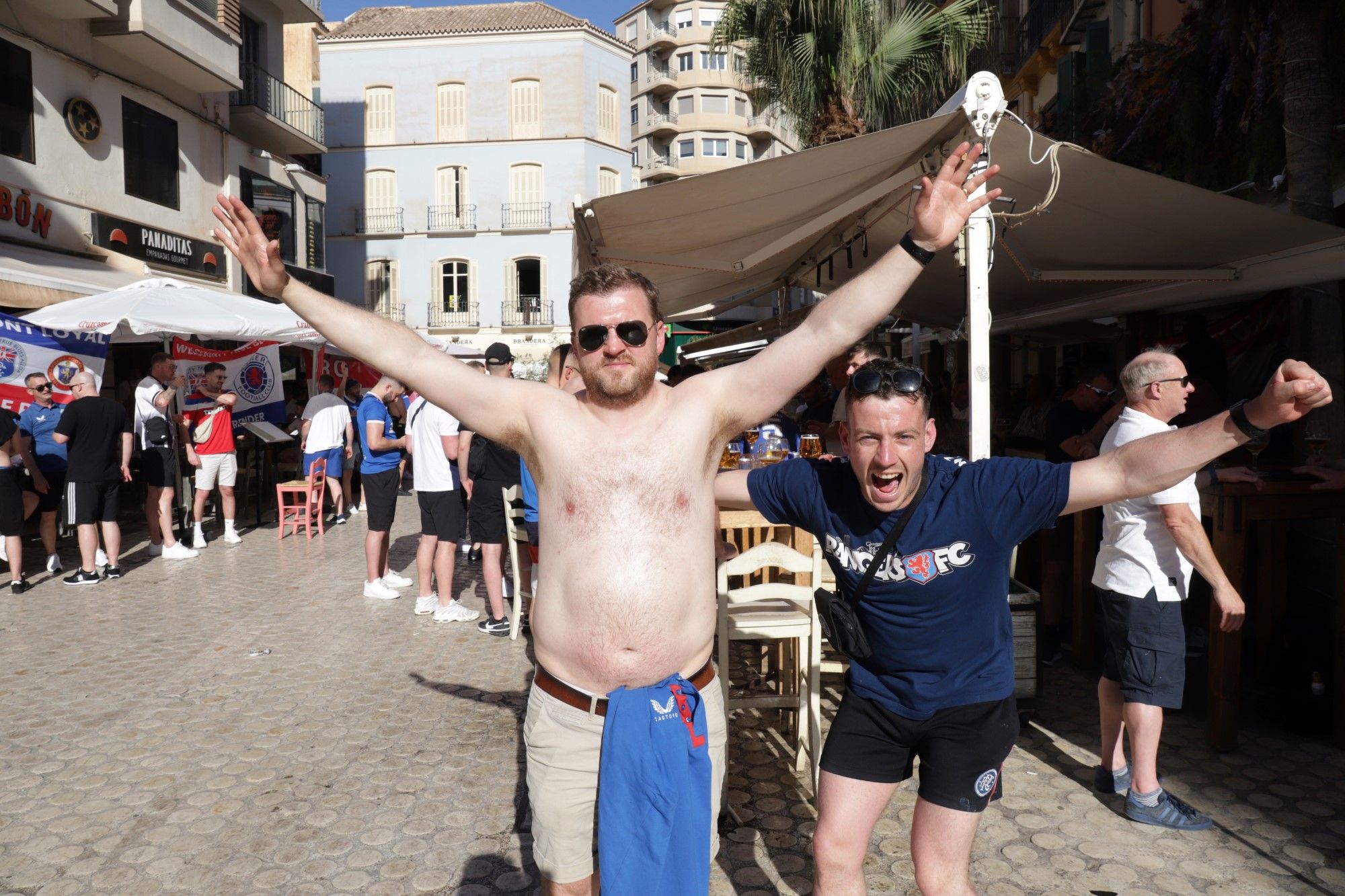 Aficionados del Rangers en el Centro de Málaga antes de disputar la final de la Europa League en Sevilla