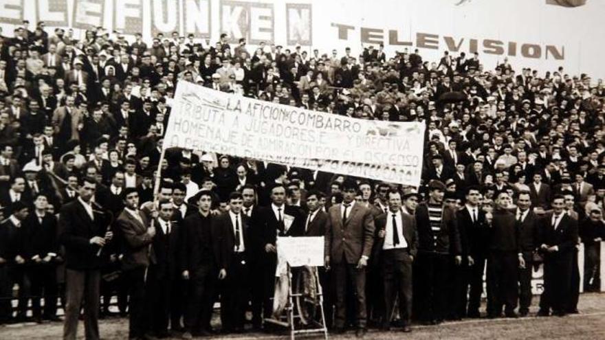 Una peña de Combarro en la grada Norte de Pasarón saluda al equipo recién ascendido (1963). // R. Vázquez