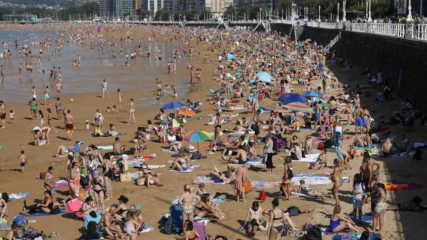 VÍDEO: Primero fueron los patos y ahora un nuevo suceso asombra a los bañistas de la playa de San Lorenzo en Gijón: &quot;Está flotando en el aire&quot;