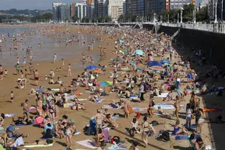 Primero fueron los patos y ahora un nuevo suceso sorprende a los bañistas de la playa de San Lorenzo en Gijón: "Está flotando en el aire"