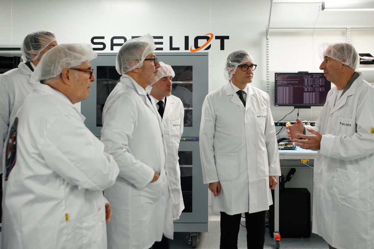 El cuarto teniente de alcalde Jordi Valls, el conseller de Empresa Miquel Sàmper y el president de la Generalitat, Salvador Illa, en la sala blanca de Sateliot