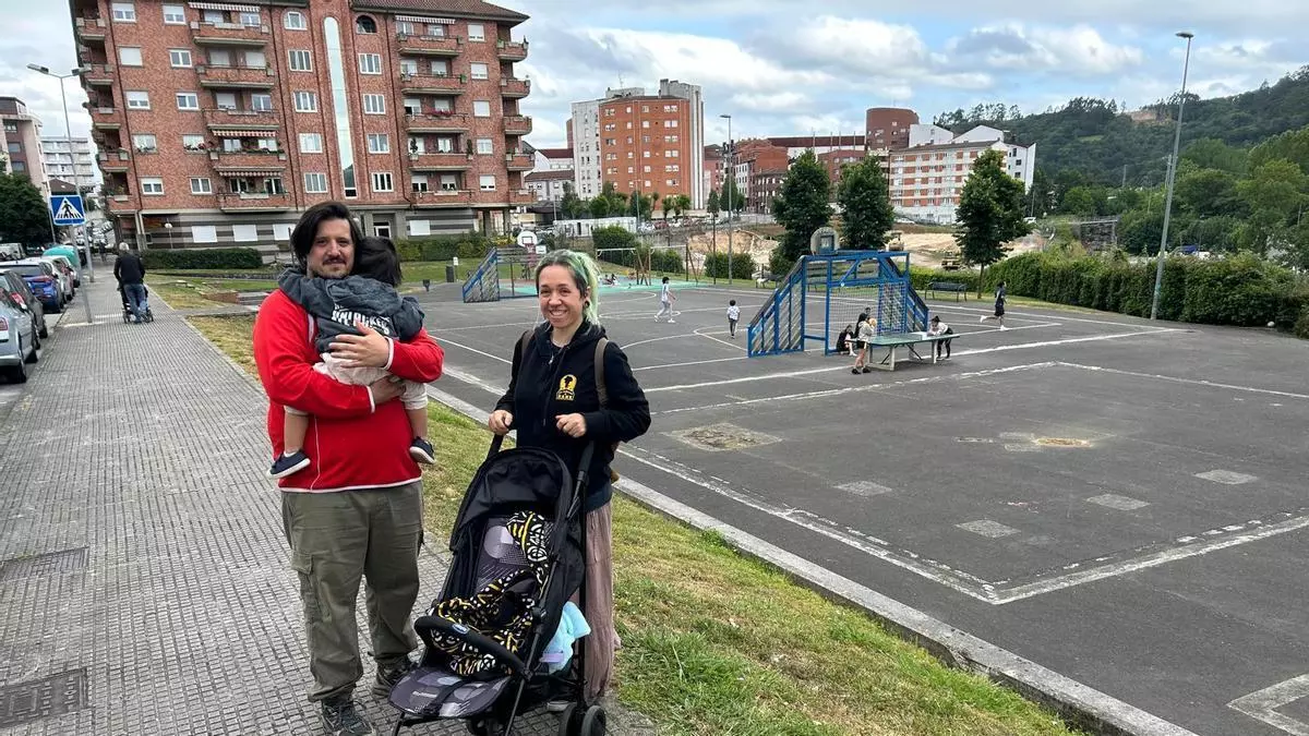 Los vecinos esperan el nuevo parque de La Reconquista de la Pola: "Dará más vida a la zona y vendrán más niños a jugar"
