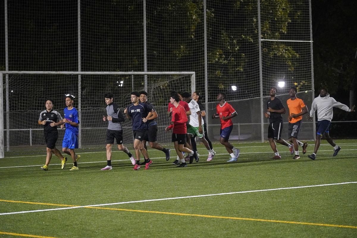 Una imatge d'un entrenament del FC Salt Afrocat a les instal·lacions del Bell-lloc