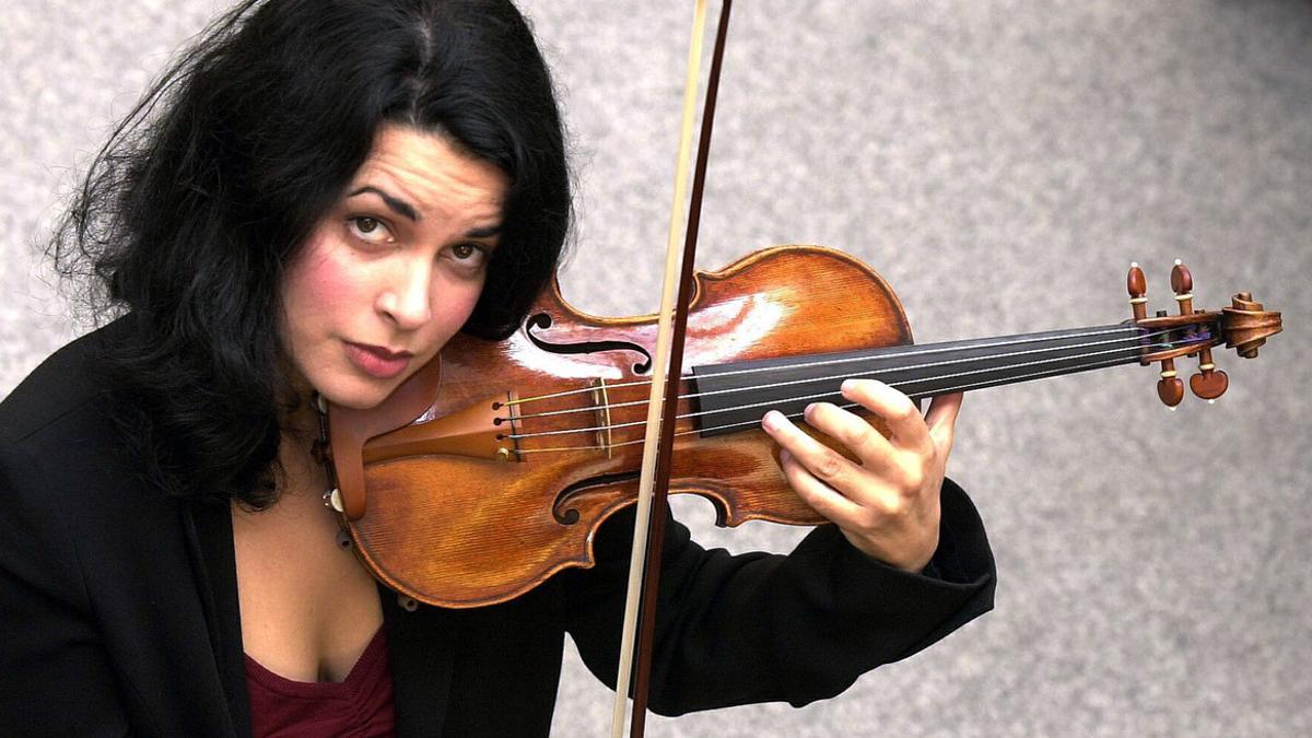 La violinista Priya Mitchell, con un 'Stradivarius', en Kensington (Londres), en una imagen del 2002.
