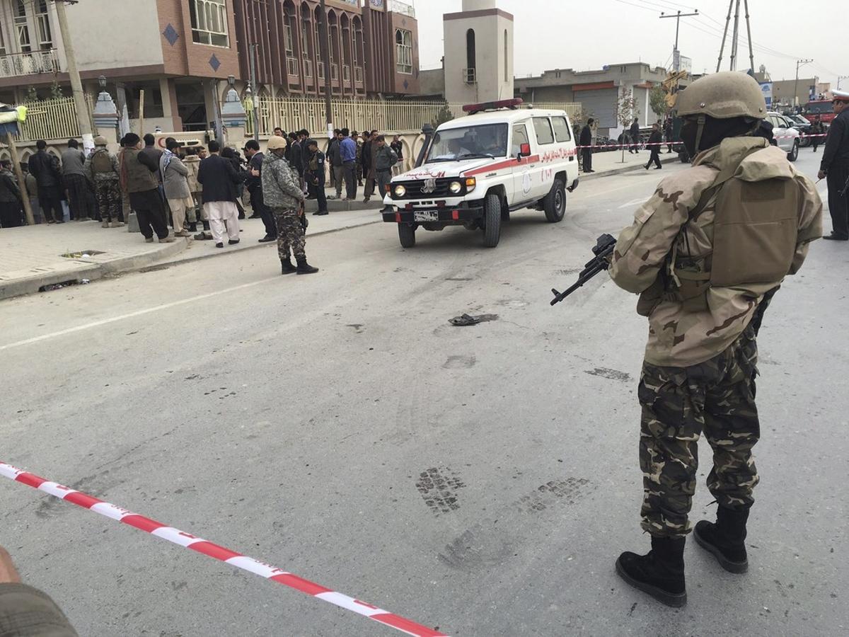 KAB02 KABUL (AFGANISTÁN) 21/11/2016.- Agentes de seguridad hacen guardia ante la mezquita chiíta Baqir-ul-Olom tras un atentado suicida en Kabul (Afganistán) hoy, 21 de noviembre de 2016. Al menos 27 personas murieron y otras 35 resultaron heridas después de que un suicida atacara hoy en un templo de Kabul a los participantes de una ceremonia religiosa chií, confirmaron a Efe fuentes oficiales. En el ataque de hoy dentro de una mezquita chií 27 civiles han muerto y 35 han resultado heridos, indicó el portavoz de la Policía de Kabul, Basir Mujahid. EFE/Jawad Jalali