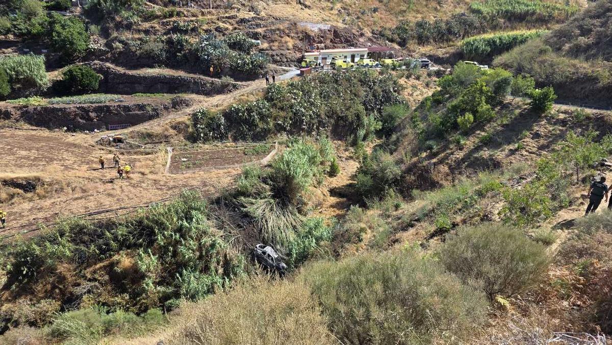 Muere un octogenario tras caer con su coche por un barranco de Gáldar
