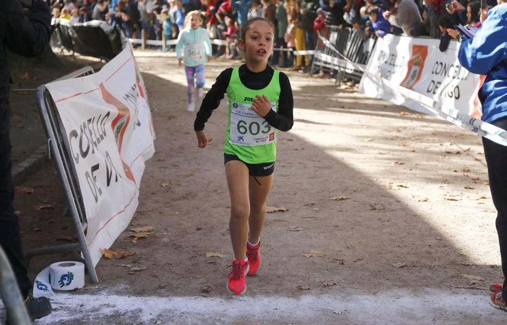 Más de 1.100 jóvenes atletas desafían a las bajas temperaturas para participar en la tradicional carrera de cross escolar.