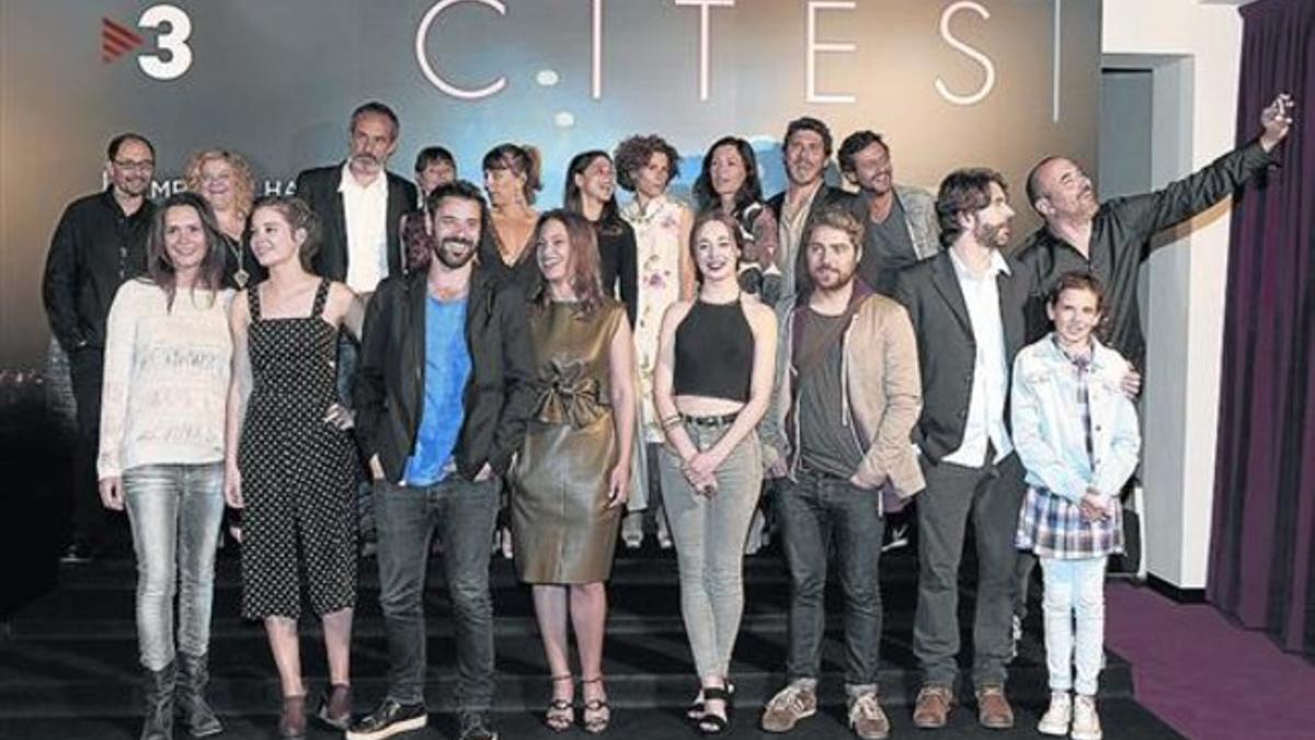 La mayoría de los actores protagonistas de 'Cites', con uno de sus directores, Pau Freixas (haciendo un selfi).