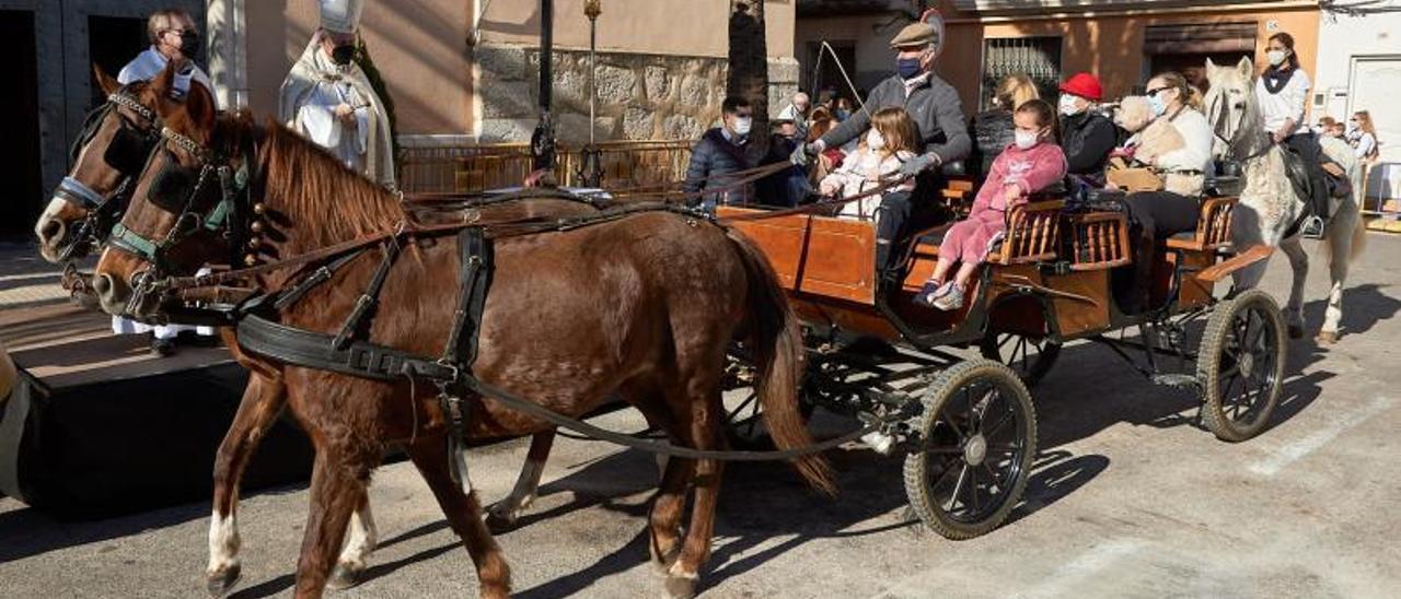 Tres imatges de Sant Antoni a Beniopa amb la benedicció de tota mena d’animals en la plaça Major amb presència de les autoritats i el caliu de la foguera ja de nit. | LEVANTE-EMV