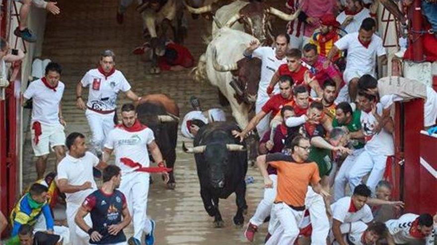 Emocionante y peligroso encierro de San Fermín con toros de Núñez del Cuvillo