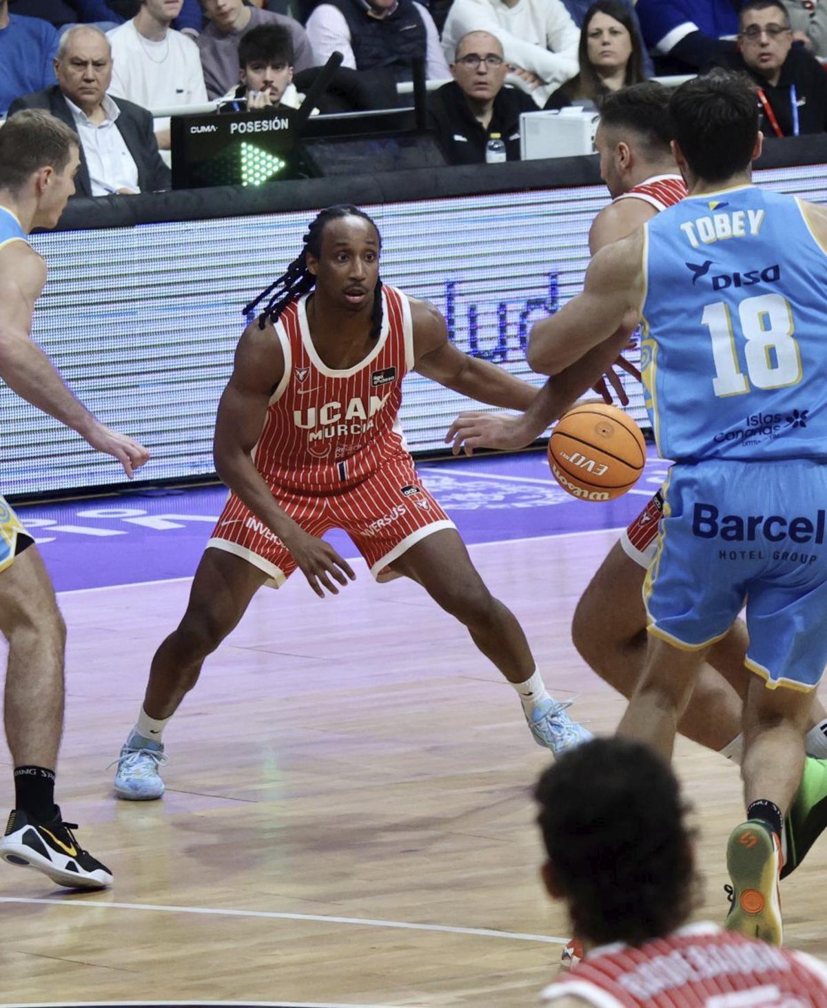 Forrest bota el balón entre varios rivales ante el Gran Canaria. | JUAN CARLOS CAVAL