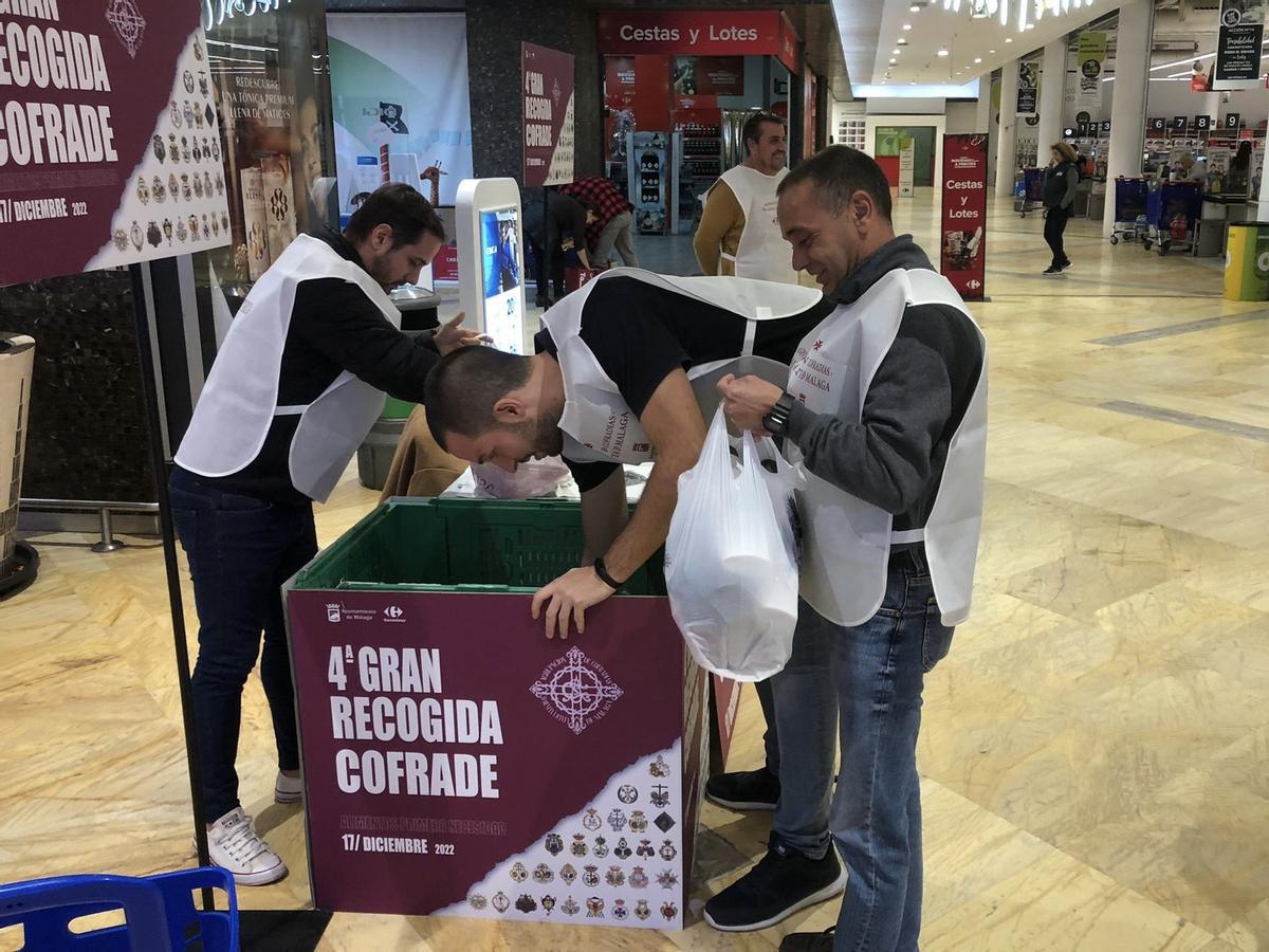 Cofrades del Huerto recogen alimentos.