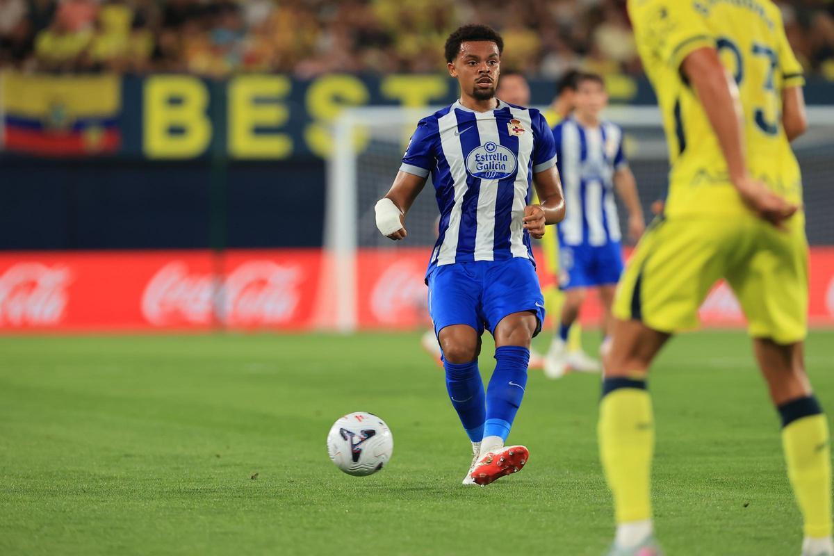 Lucas Noubi da un pase en la visita al Villarreal.
