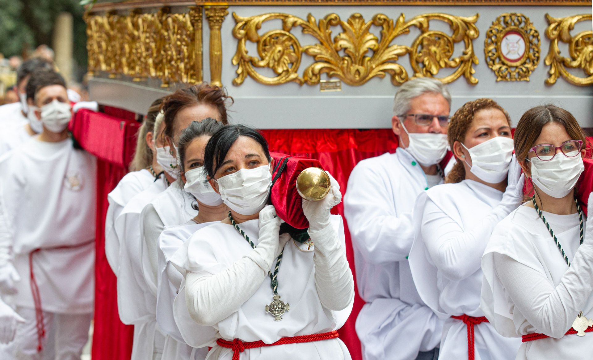 La procesión de la Sentencia recorre las calles en el Viernes Santo en Alicante