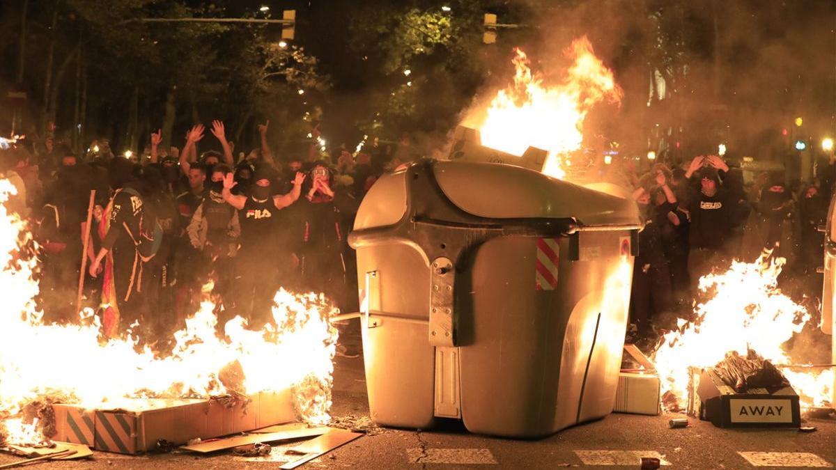 Un grupo de manifestantes convocados por los CDR queman un contenedor en la calle de Marina para mostrar su rechazo a la sentencia del ’procés’, en octubre de 2019.