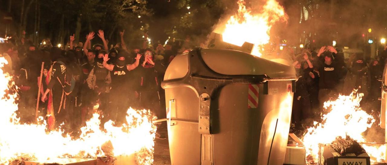 Un grupo de manifestantes convocados por los CDR queman un contenedor en la calle de Marina para mostrar su rechazo a la sentencia del ’procés’, en octubre de 2019.