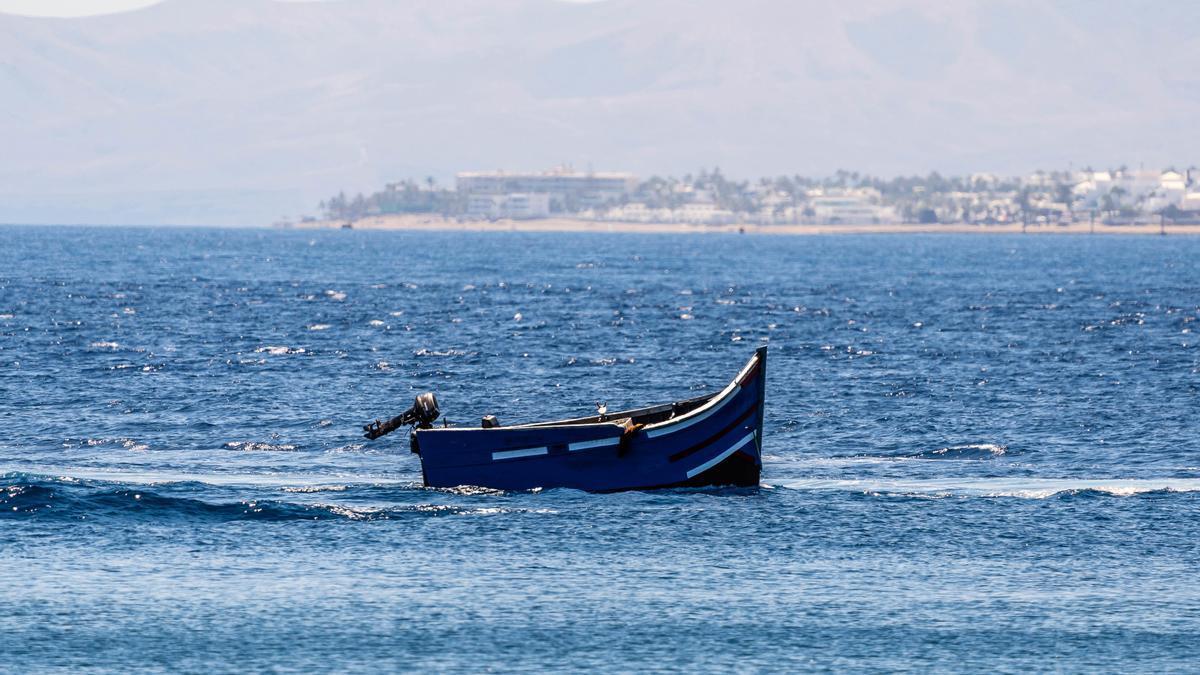 Imagen de una patera en el mar.