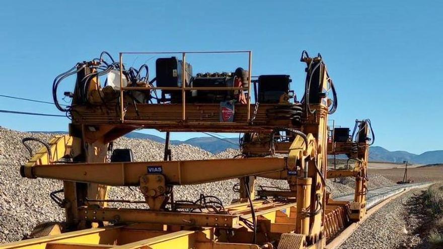 Maquinaria trabajando en la intervención entre Ayerbe y Plasencia del Monte.