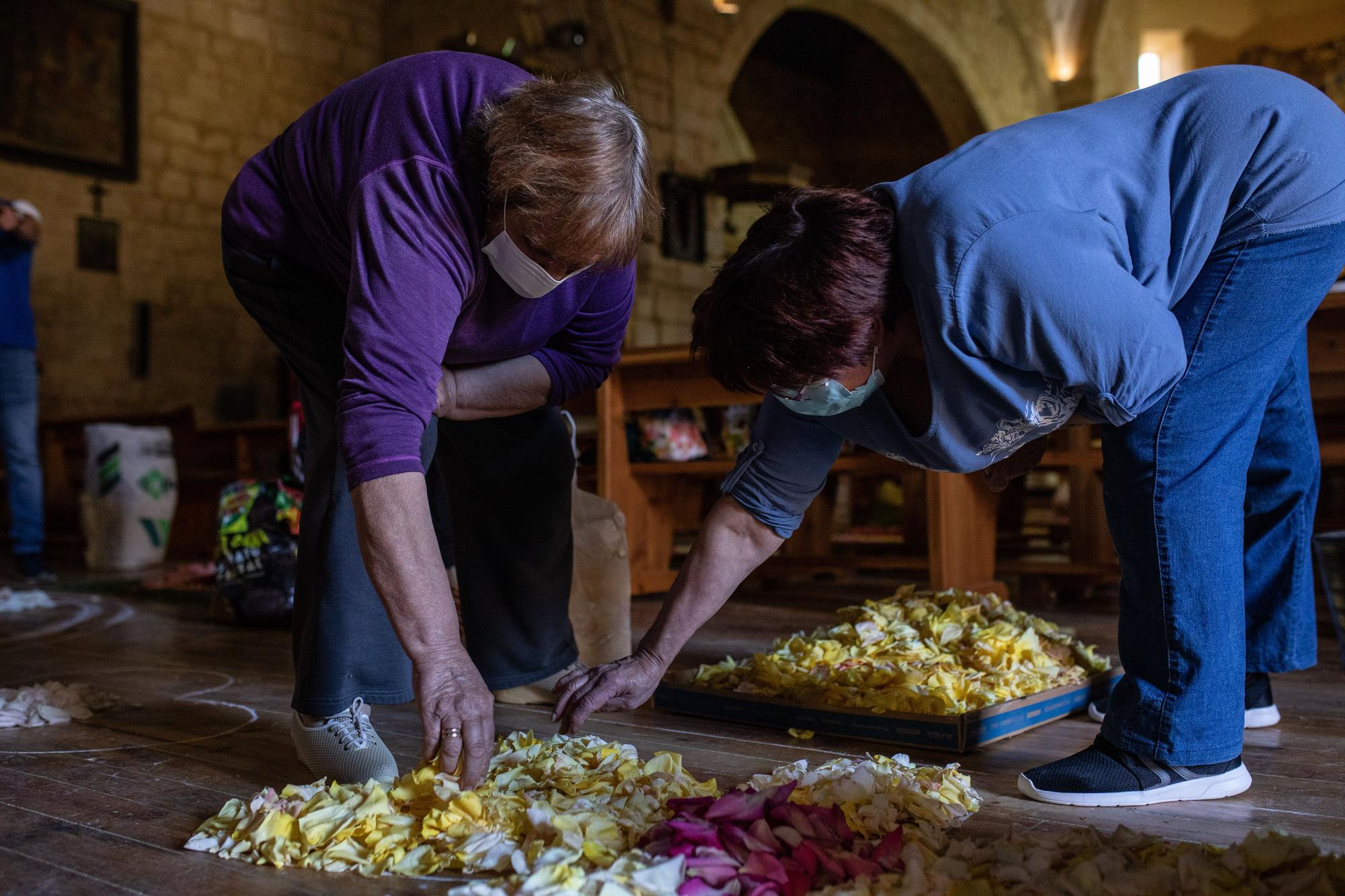 GALERÍA | El Perdigón, en Zamora, prepara la alfombra de flores del Corpus Christi