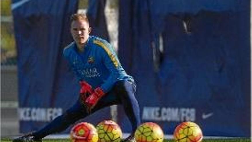 Ter Stegen fent estiraments en l&#039;entrenament d&#039;ahir.