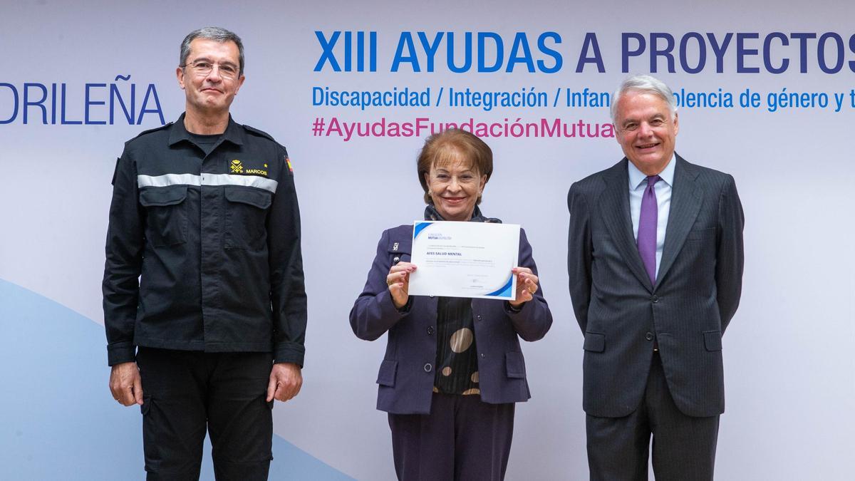 AFES-Salud Mental Murcia recibe el cheque solidario de Fundación Mutua Madrileña.