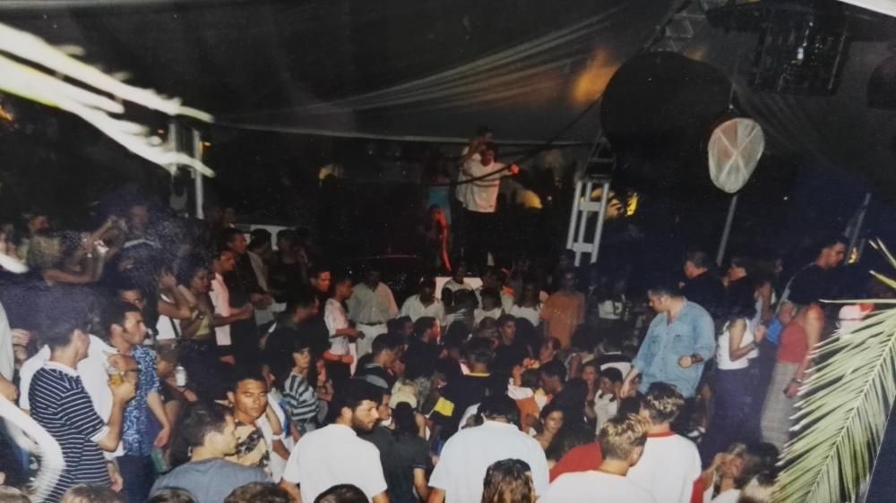 Fiesta en una carpa en septiembre de 1997.