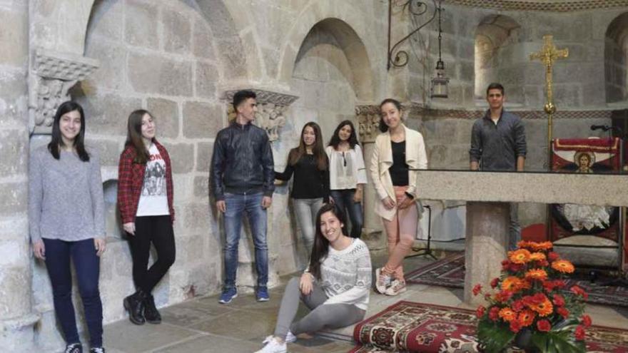 El grupo de alumnos posa en el interior de la iglesia de San Claudio de Olivares.