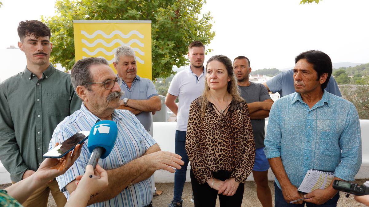 Juan Escandell, &#039;Barda&#039;, atiende a los medios de comunicación, ayer, en Sant Miquel, ante la atenta mirada de Rodríguez.