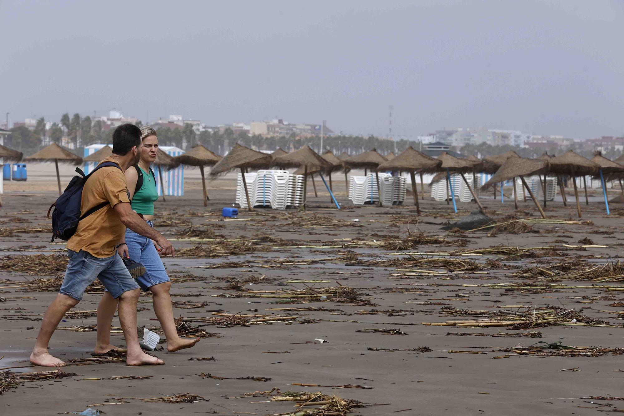 La playa de la Malvarrosa despues del temporal