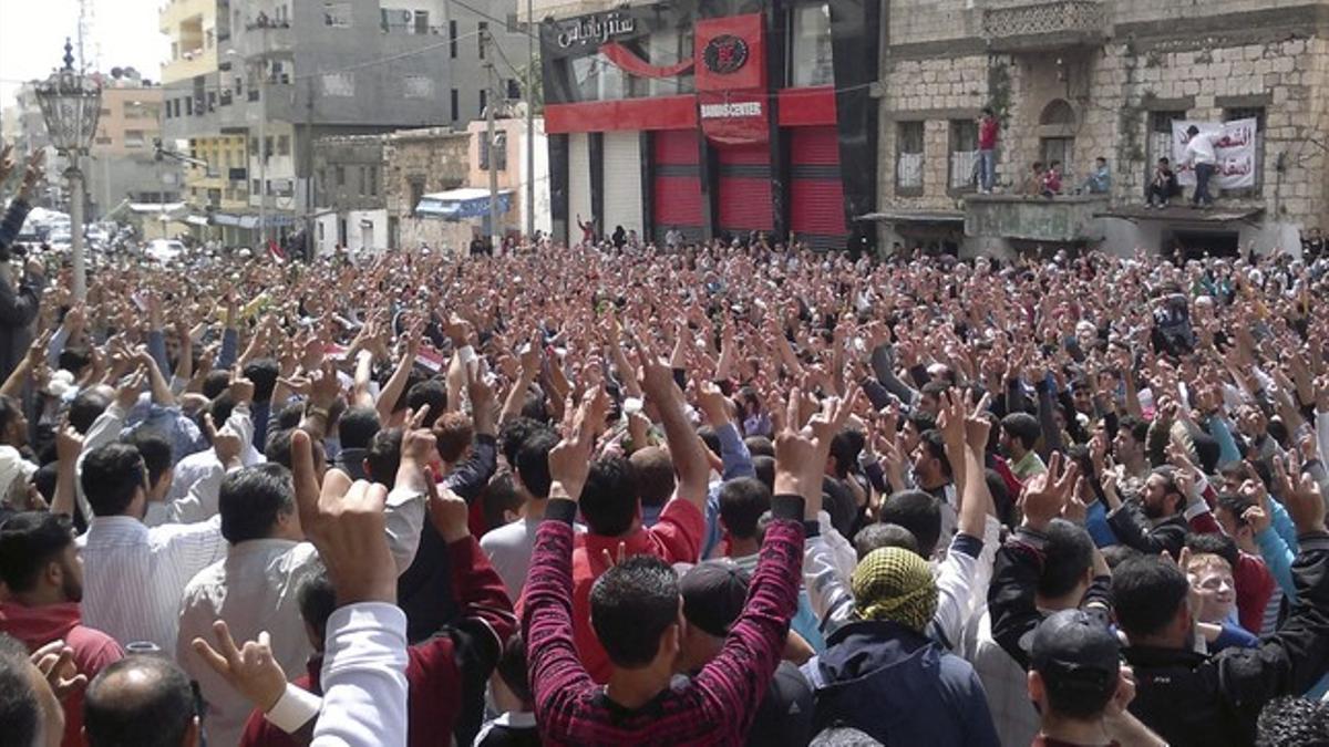 Cientos de sirios se manifiestan en la ciudad de Banias, el pasado 6 de mayo.