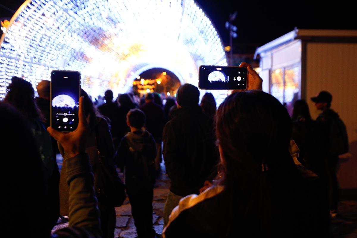 Galería: Juegos y risas en el túnel de luces del puerto de Ibiza