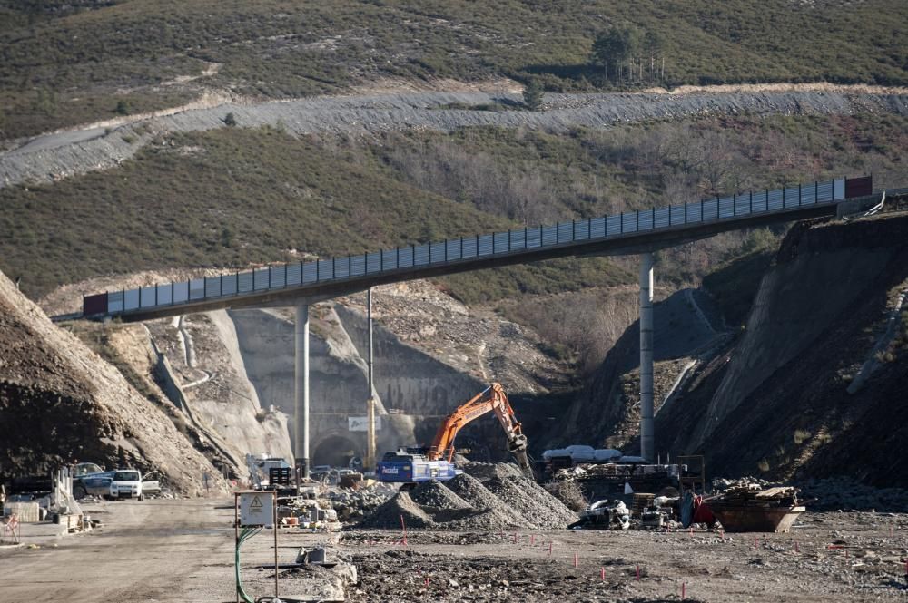 Obras en el túnel de Bolaños. // Brais Lorenzo