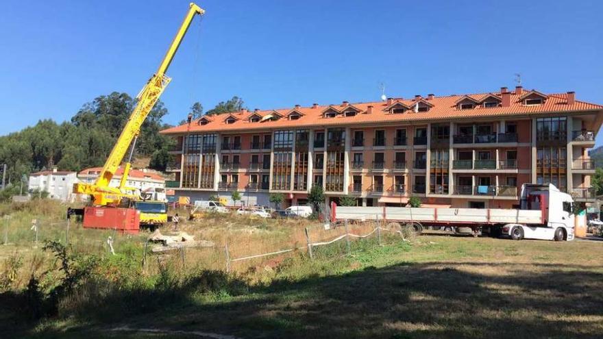 Una grúa y un camión trabajaron ayer en la retirada de material de la parcela de As Garzas.