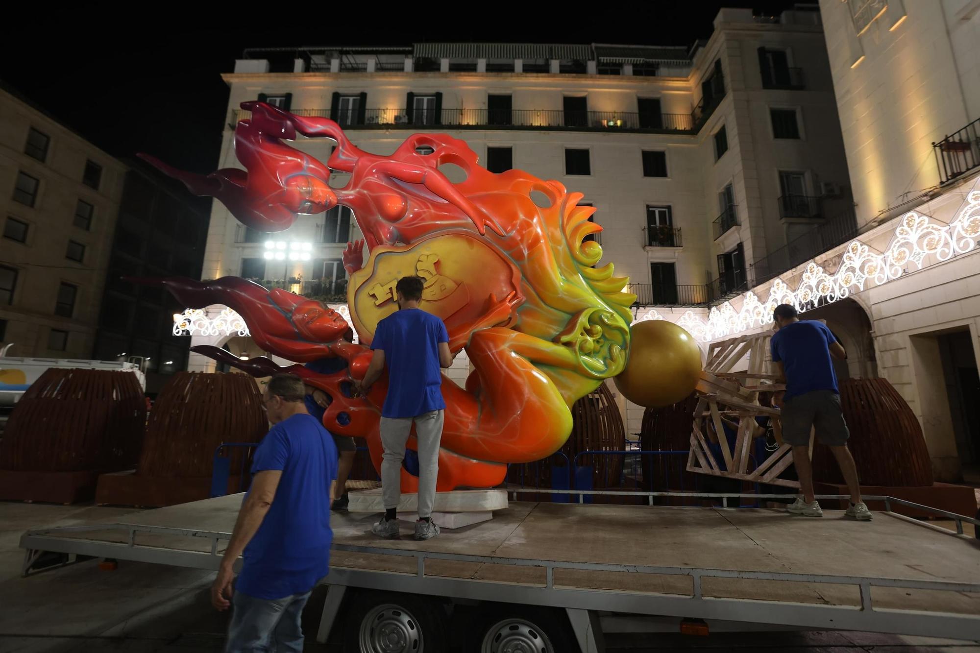Las primeras piezas de la Hoguera Oficial 2025 llegan a la plaza del Ayuntamiento