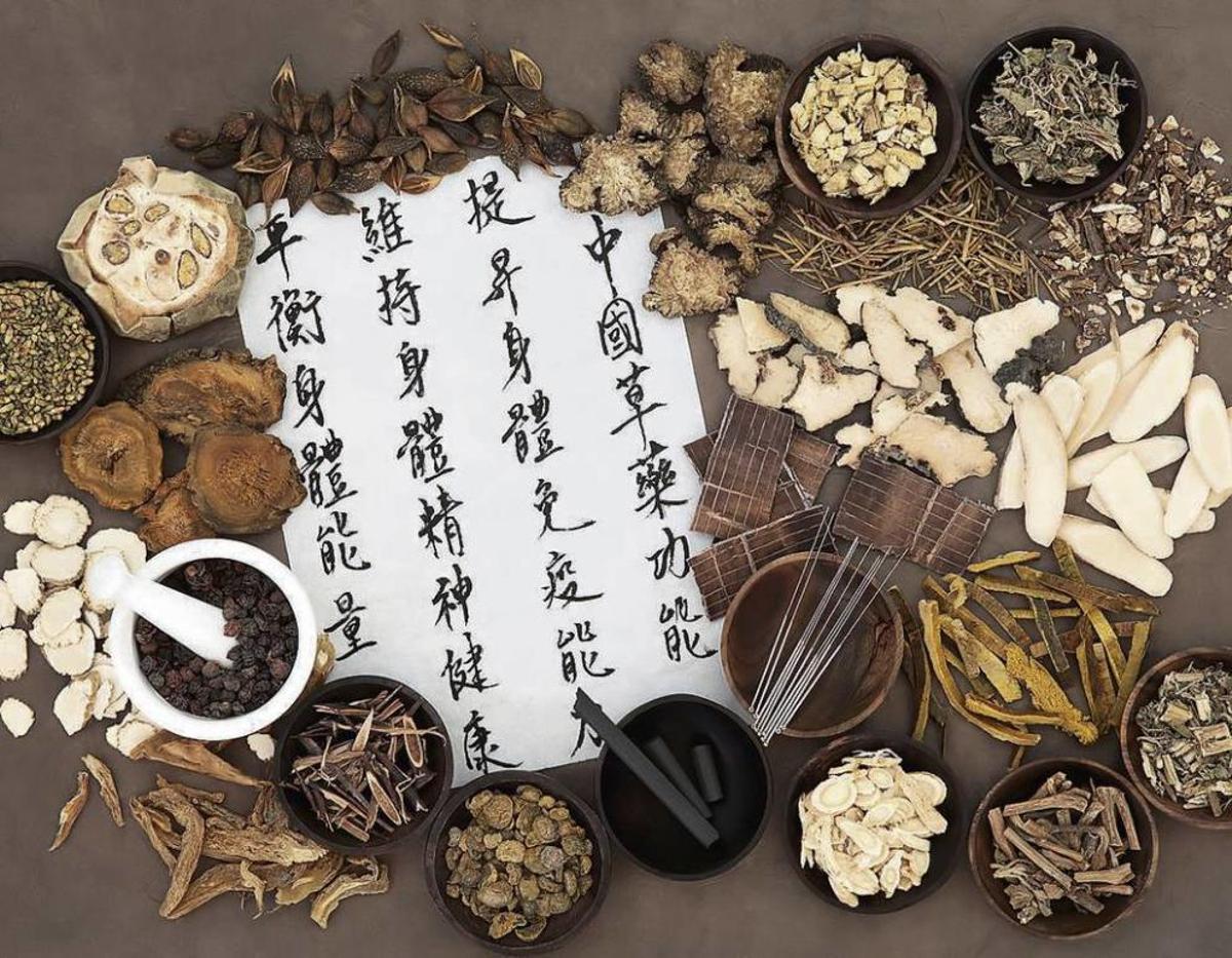 Hierbas que se emplean en la medicina tradicional china y agujas de acupuntura.