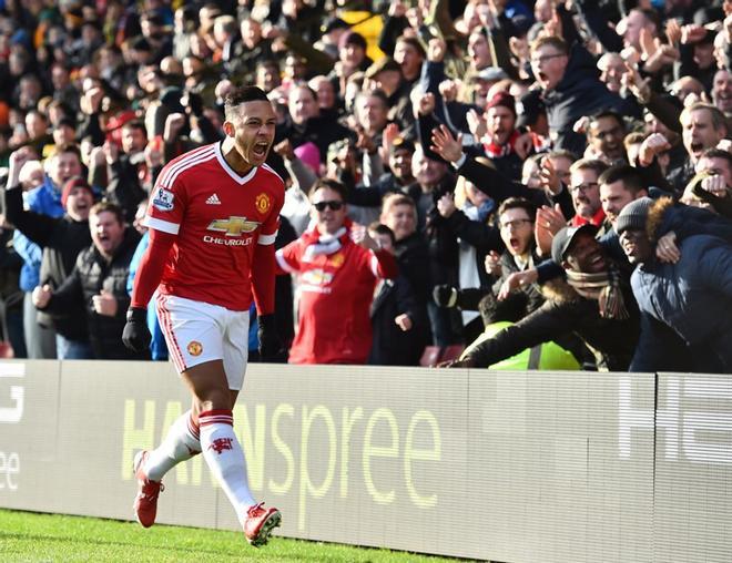 En las dos temporadas que jugó en el Manchester United, anotó 7 goles. Memphis Depay celebra su gol contra el Watford durante el partido de la Premier League disputado en el Vicarage Road Stadium en Watford, el 21 de noviembre de 2015.