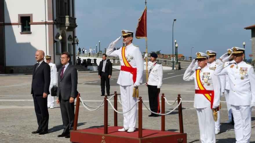 El rey entrega los despachos a los nuevos oficiales de la Armada en Marín