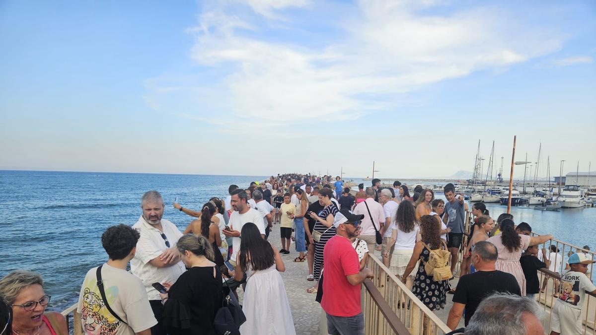 Centenares de personas en la playa de Gandia durante el eclipse.